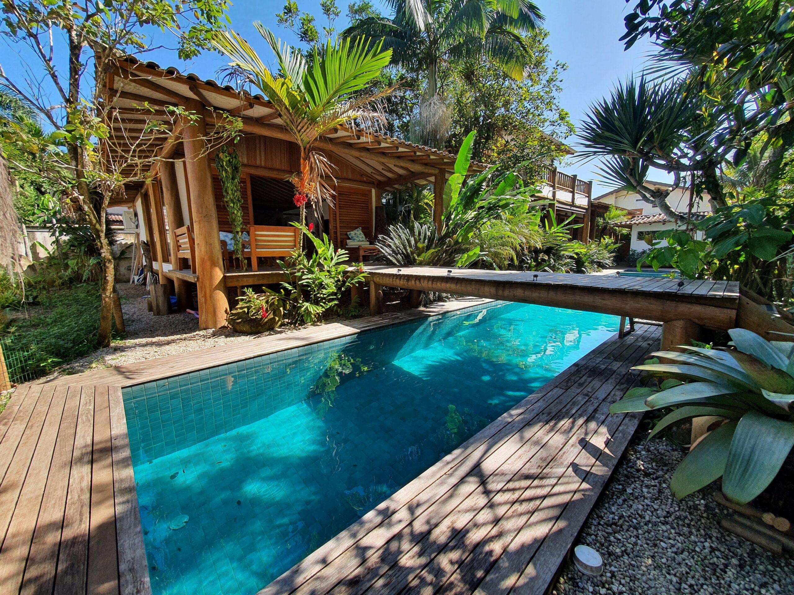 Belíssima casa com piscina e espaço gourmet na praia de Itamambuca