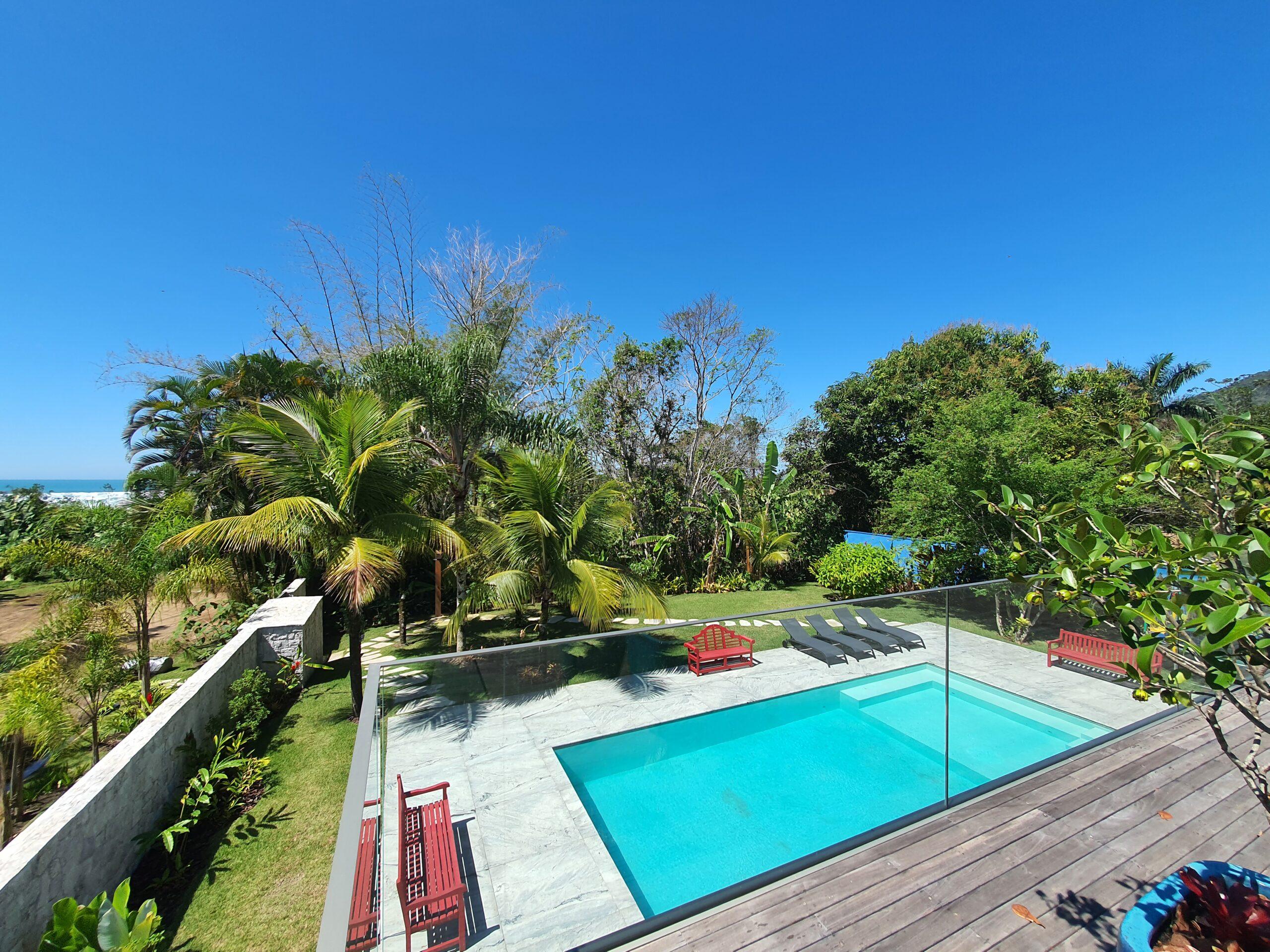 Casa de alto padrão com 6 suítes a 30m da praia