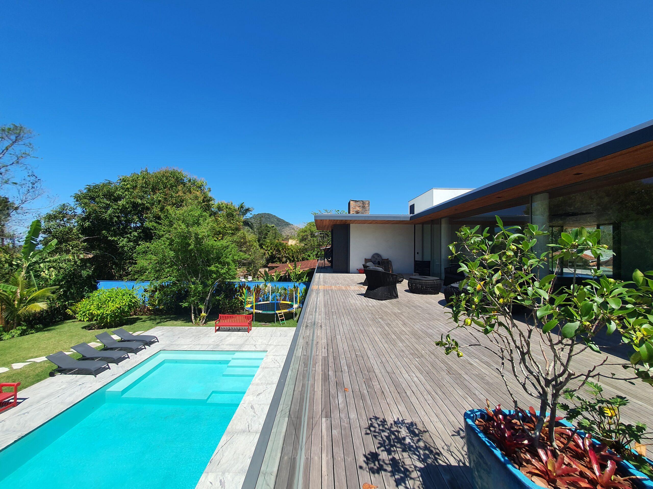 Casa de alto padrão com 6 suítes a 30m da praia