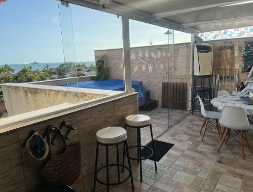 Linda cobertura com jacuzzi na praia da enseada!