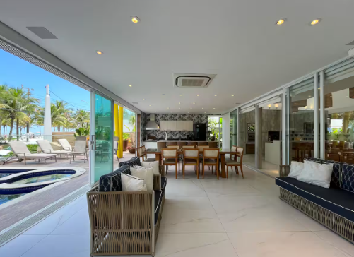 Casa com 8 suítes, pé na areia p/ 30 hóspedes!