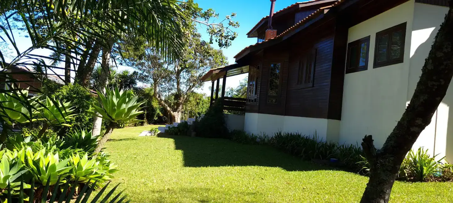 Lovely country home with 4 en-suites! Gated community 40 min from São Paulo