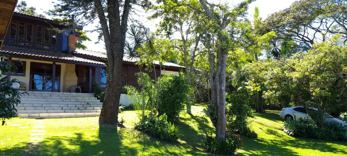 Lovely country home with 4 en-suites! Gated community 40 min from São Paulo