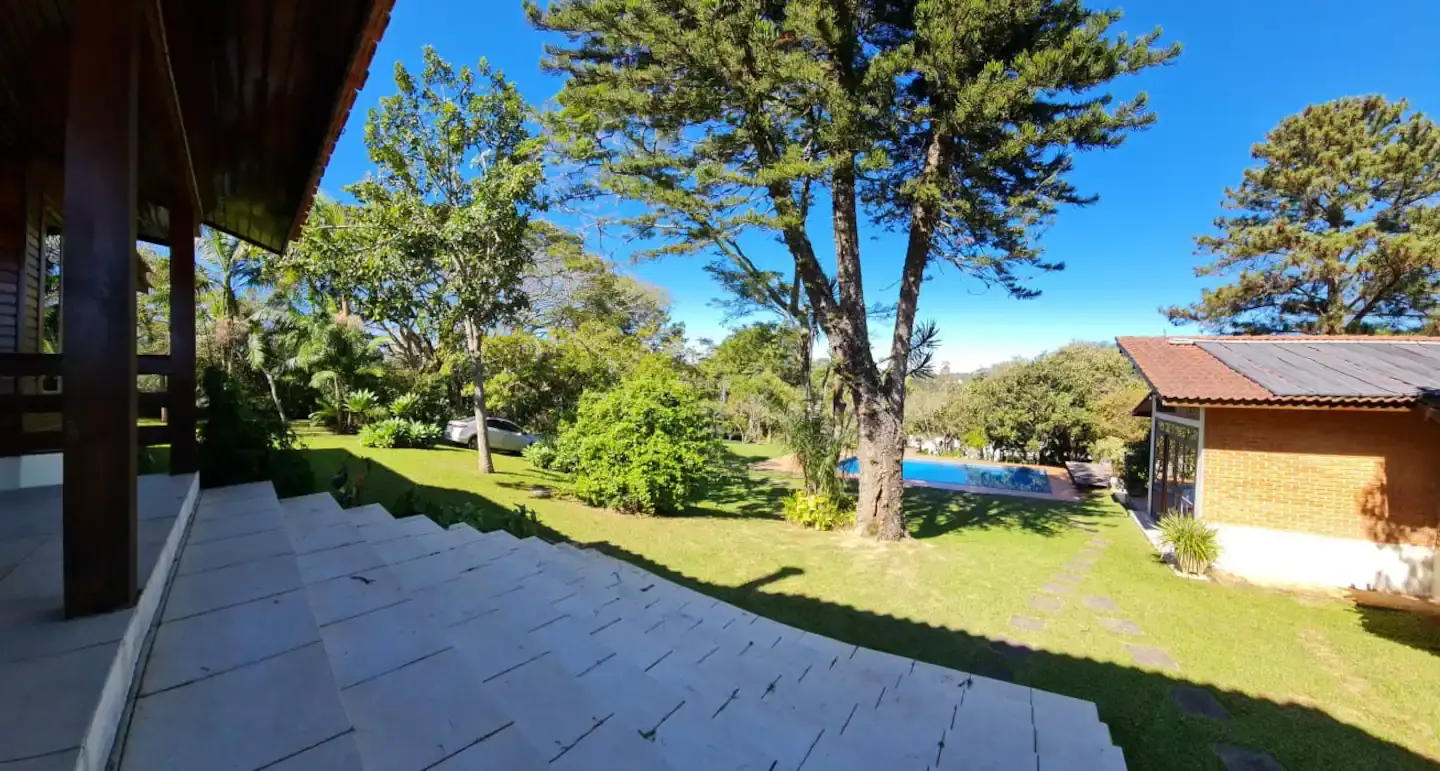 Lovely country home with 4 en-suites! Gated community 40 min from São Paulo