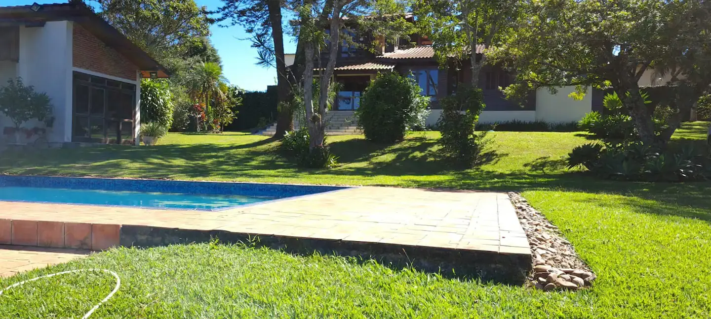 Lovely country home with 4 en-suites! Gated community 40 min from São Paulo