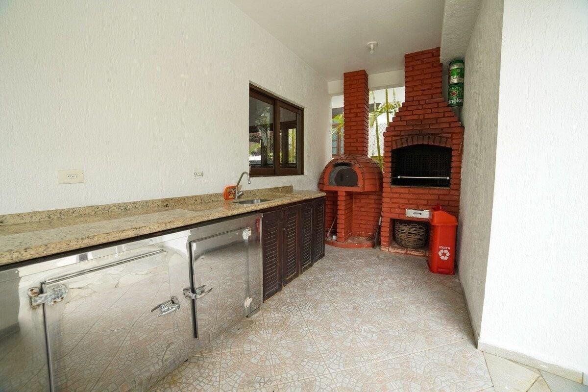 Spacious House with 4 Suites, A/C and Pool in Hanga Roa
