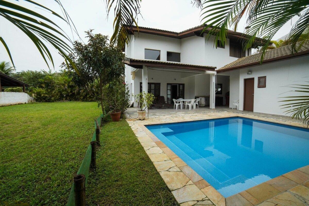 Spacious House with 4 Suites, A/C and Pool in Hanga Roa