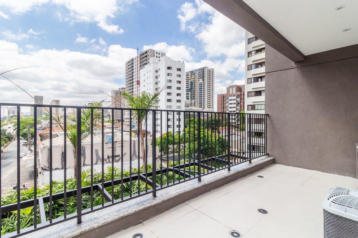Newly Renovated Apartment with Balcony, A/C, Pool, and Wifi