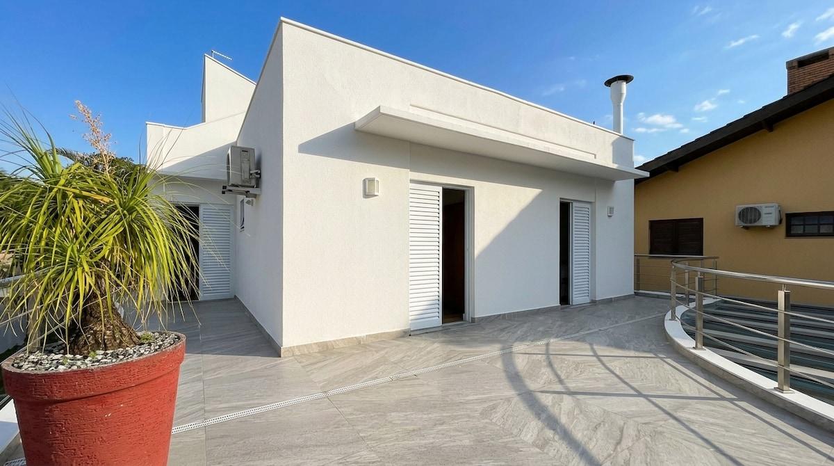 House with Five Suites, Pool and Wi-Fi in Hanga Roa